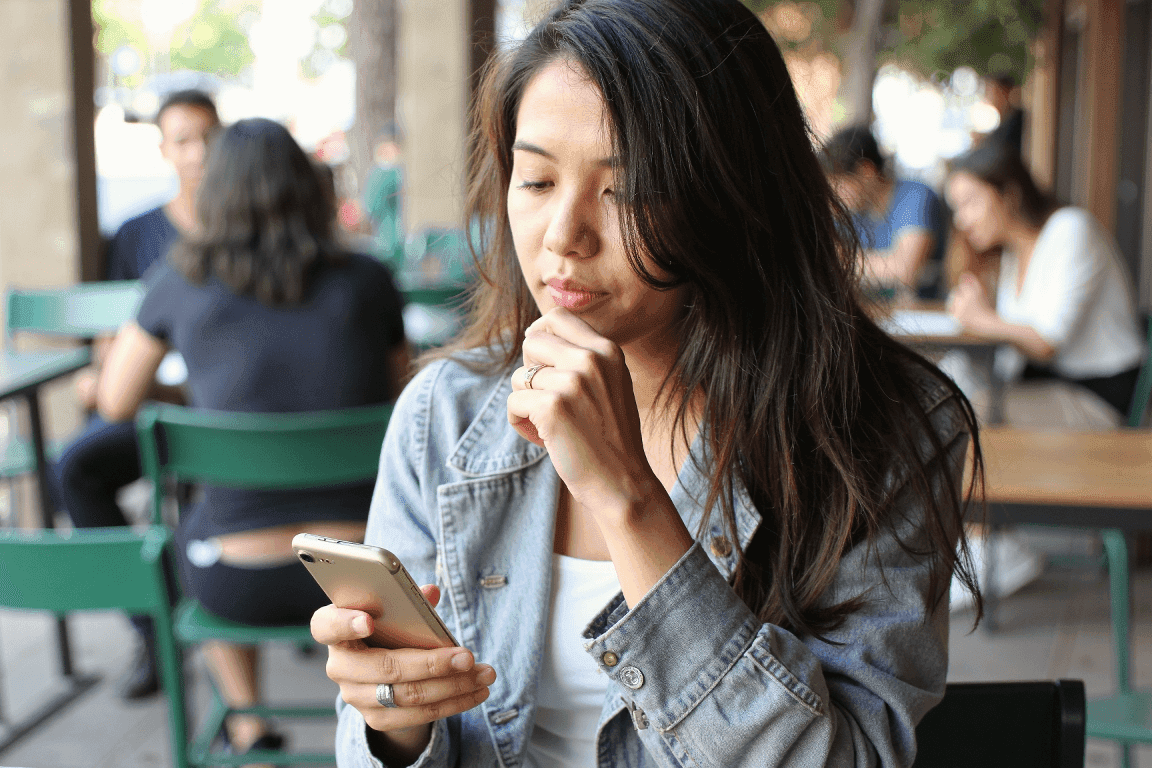 Verstehen von „Swipe Left“ und „Swipe Right“: Was jedes im Online-Dating bedeutet