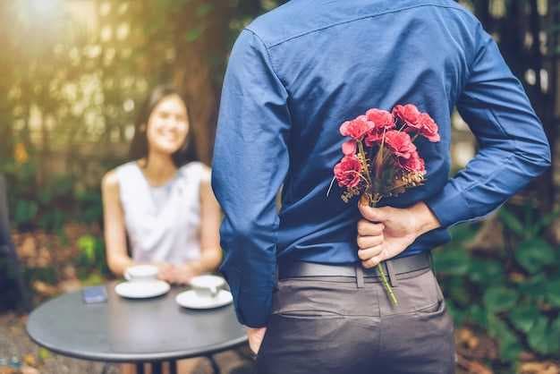 Should You Search for Love or Let It Find You? A Practical Guide to Finding Love