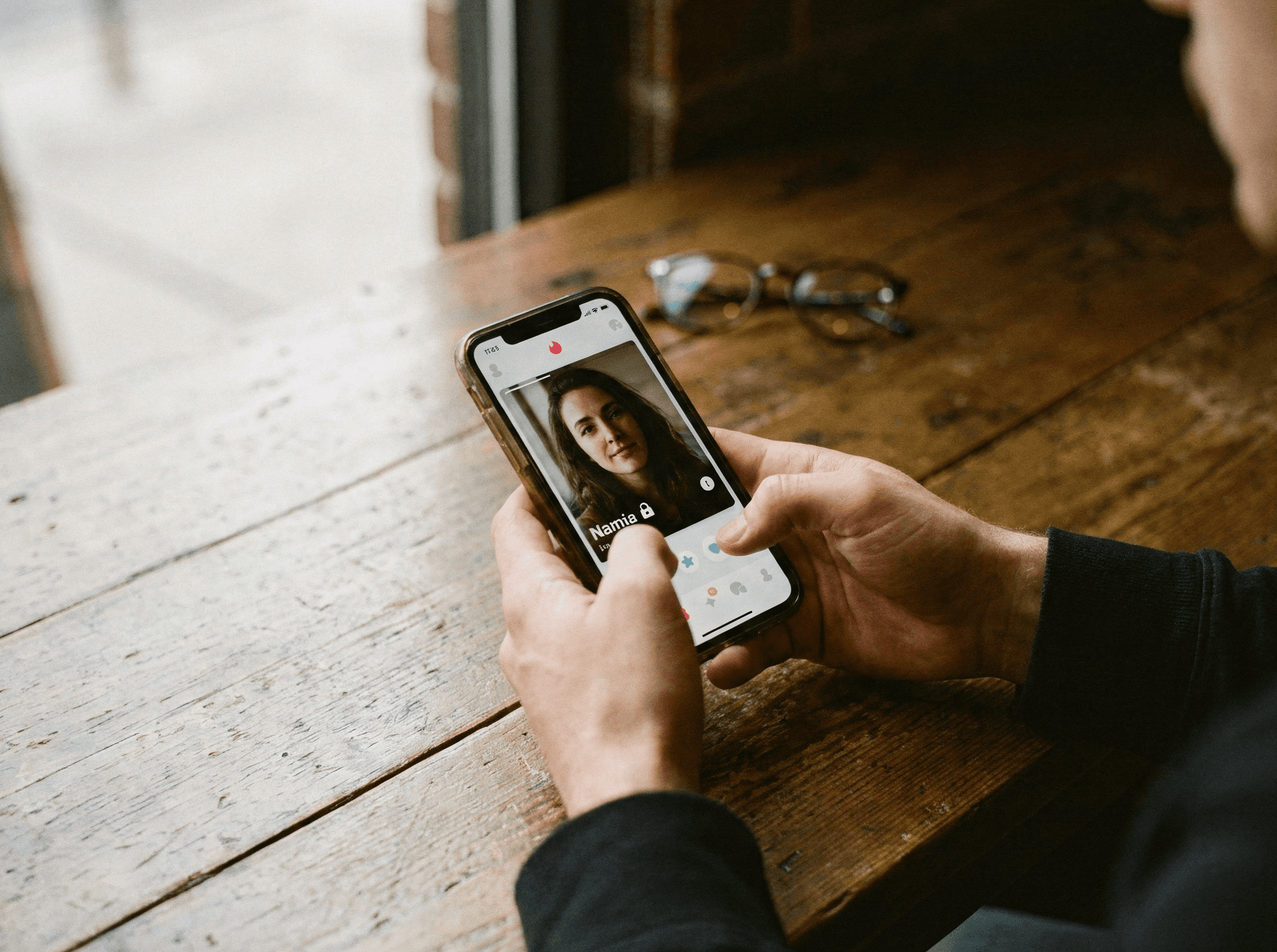 Online Dating and Digital Safety: What tInformation to Protect