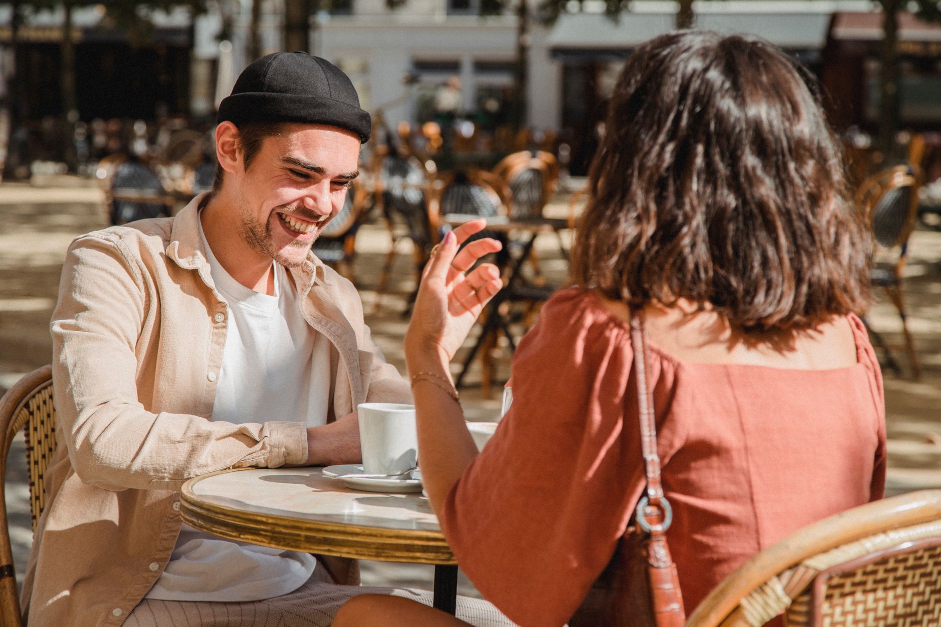 Two people talking over coffee on a first date