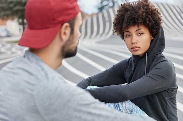 How to start a support conversation: specific opening lines and timing