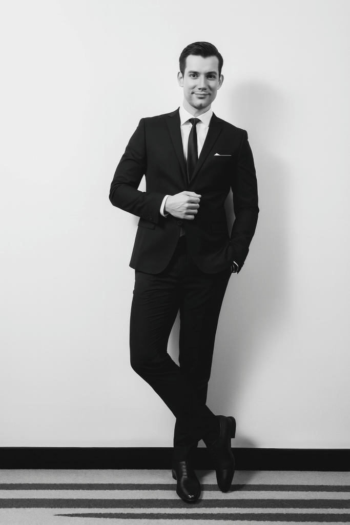 Thomas, 32