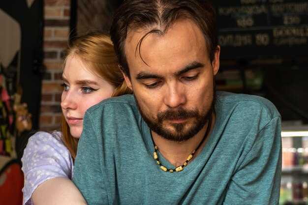 10 Signs of an Emotionally Unavailable Man – How to Tell If He’s Not Ready for Love