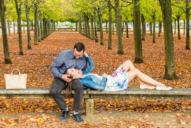 Spot the early benching signals in dating conversations