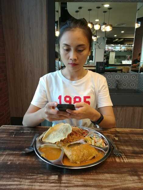 Navigate dining with strangers: respectful phrases and etiquette tips