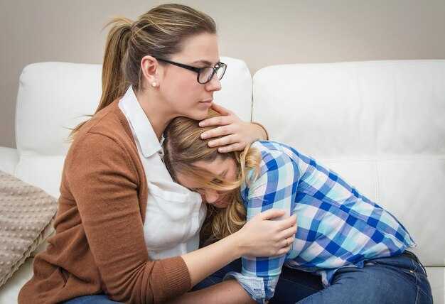 Follow a concrete timeline: 7 days before – finalize guest list, reserve table or confirm home menu, assign primary roles and set contribution amounts; 3 days before – purchase groceries, buy flowers or gifts, confirm childcare and transport; 1 day before – prepare make-ahead dishes, set the table, charge cameras/phones and place gifts where agreed; morning of – protect 60–90 minutes of uninterrupted time for mom, present gifts at a set time, then move into scheduled meal and activity slots.