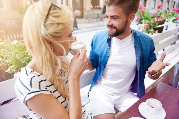 Which facial cues draw attention instantly