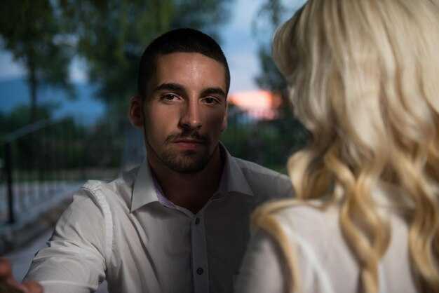 “I just go with the flow” – How vague passivity lowers attraction and a short script to show direction without controlling